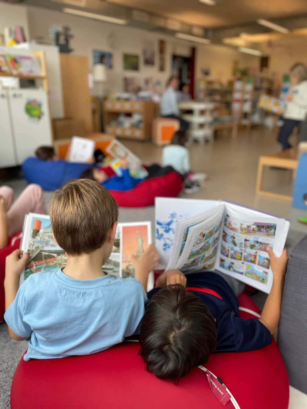 Kinder schauen sich Comics an.